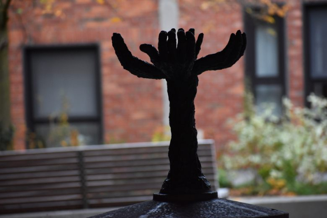 Monument aux mains de Ruckers Place - Antwerpen | Secret World Trip Planner