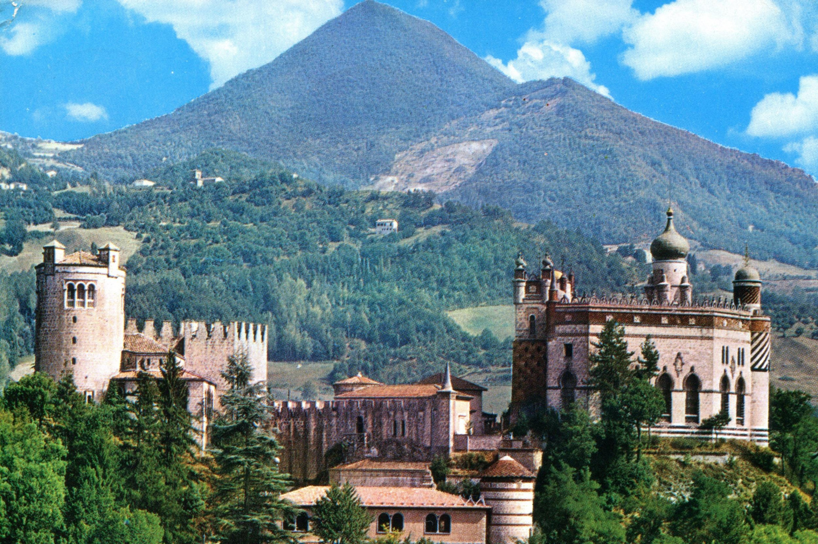 The castle of Rocchetta Mattei - Ponte | Secret World Trip Planner