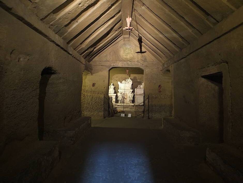 An urghnách Hypogeum na méideanna (Tuama Etruscan) - Perugia | Secret World Trip Planner