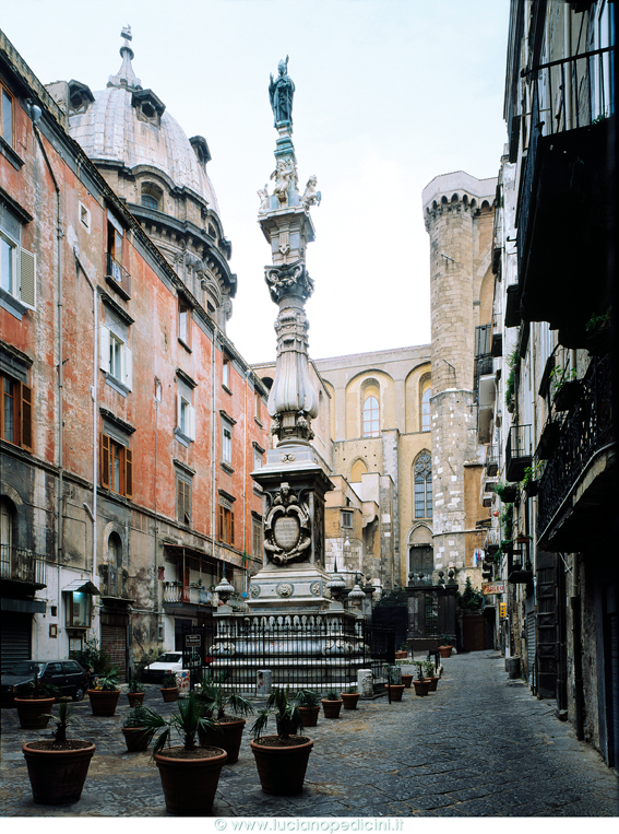 Obelisk oder Kirchturm von San Gennaro - Napoli | Secret World Trip Planner