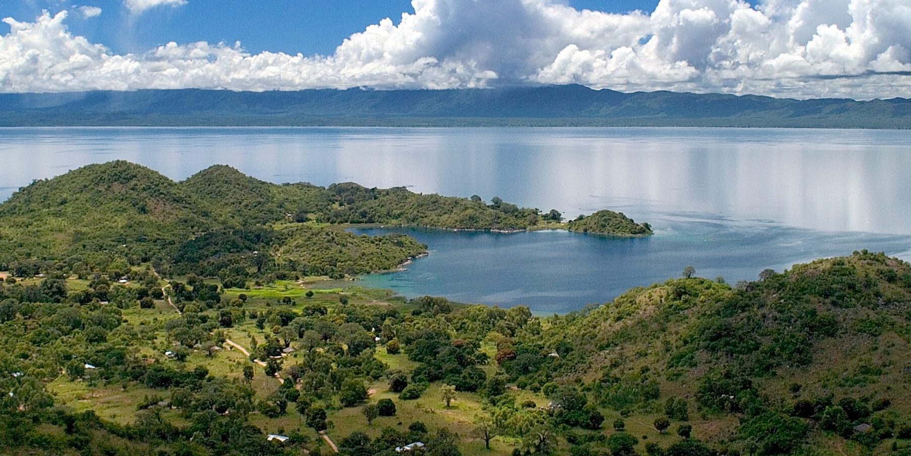 Le lac Malawi, l'un des plus grands lacs du monde — T378