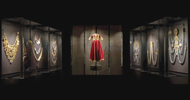 Collection Victoria G. Karelias de costumes traditionnels grecs - Kalamata | Secret World Trip Planner