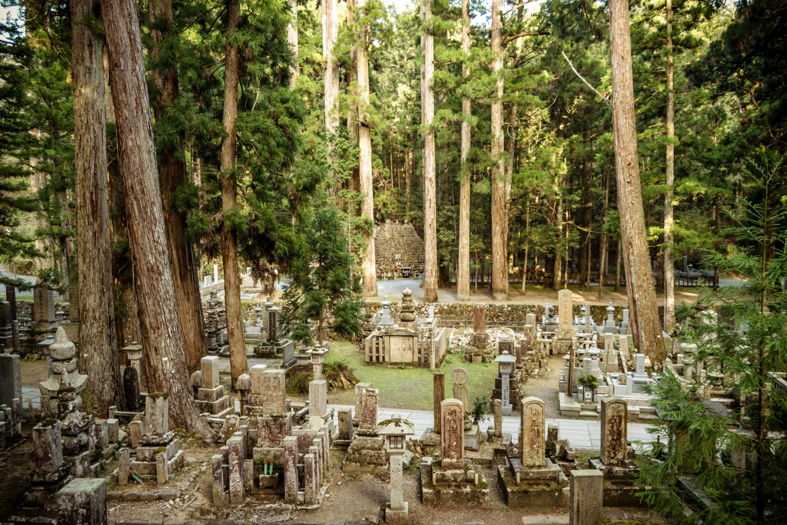 Okunoin est le site du mausolée de Kobo Daishi - K?ya-ch? | Secret World Trip Planner