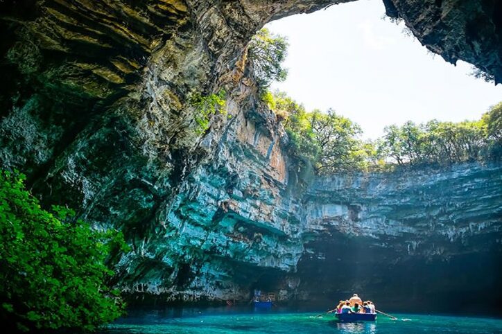 La grotte de Melissani, un merveilleux joyau de l'île de Céphalonie — ????? ?????????