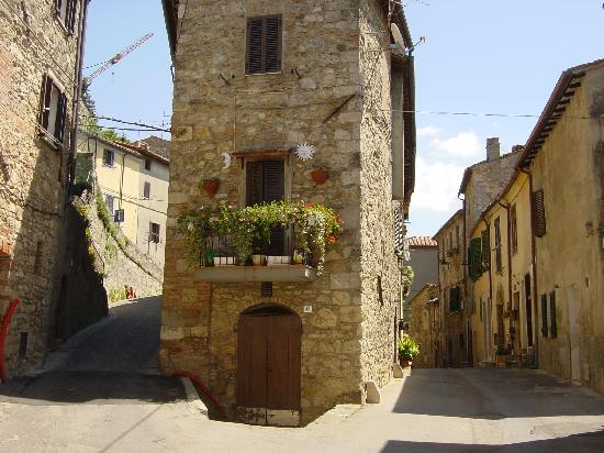 Aldea de Sarteano - Sarteano | Secret World Trip Planner