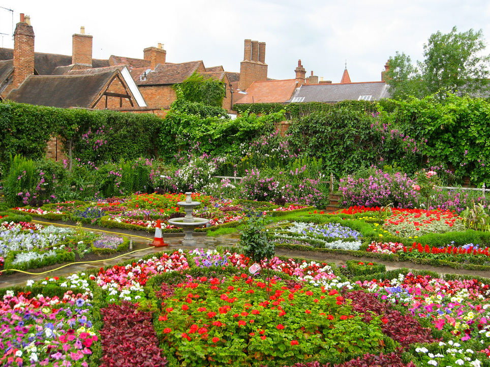 Elizabethan Knot Gardens in the heart of England — Chapel Ln