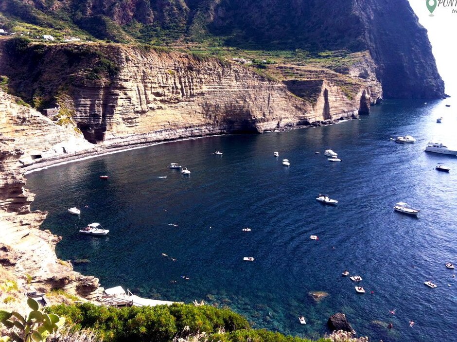 La plage de Pollara et le Postino de Massimo Troisi — Via Massimo Troisi