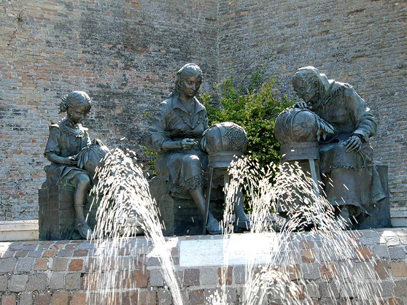 Szökőkút emlékmű a csipke készítő számára - Offida | Secret World Trip Planner