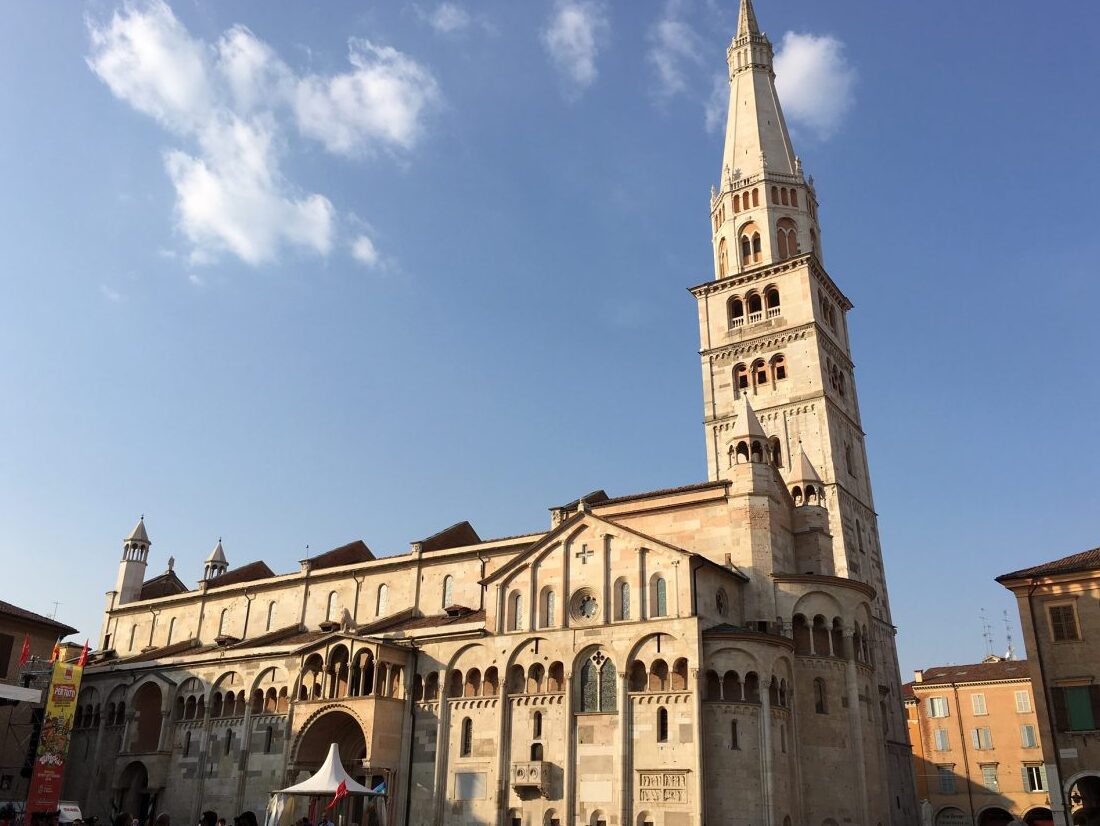 Кулата на гирландин, символ на Модена - Modena | Secret World Trip Planner