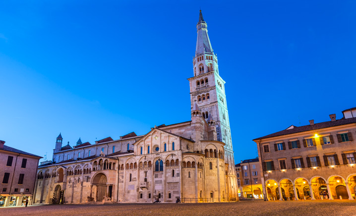 Кулата на гирландин, символ на Модена - Modena | Secret World Trip Planner