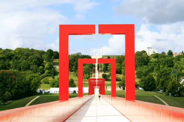 Hauptachse - Cergy | Secret World Trip Planner