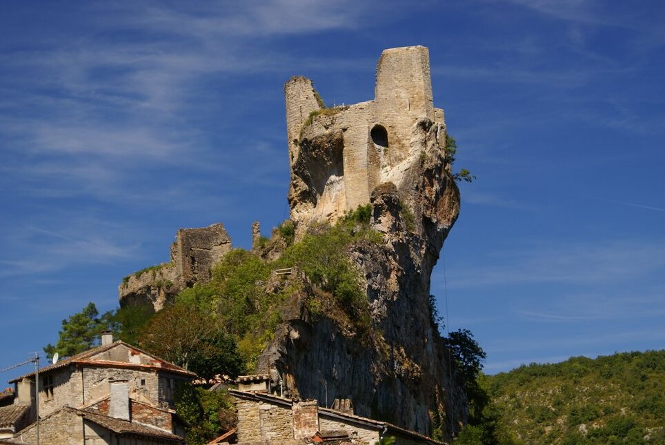 Le château de Penne est un château du XIIe siècle, situé dans la municipalité de Penne n — Penne