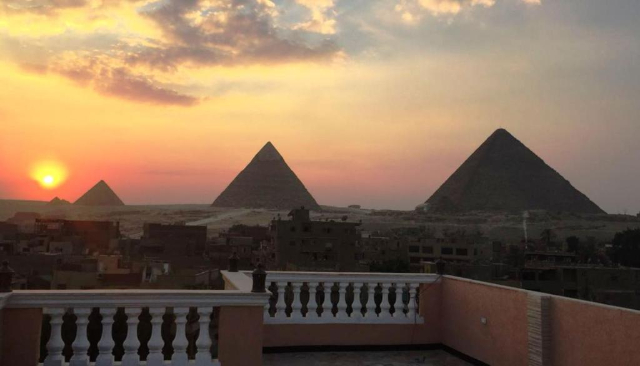 Coucher de soleil aux Pyramides de Gizeh - Al Haram | Secret World Trip Planner
