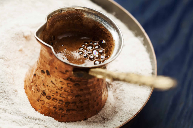 Begrüßen Sie die griechische Tradition mit einer Tasse griechischem Kaffee — Thessaloniki