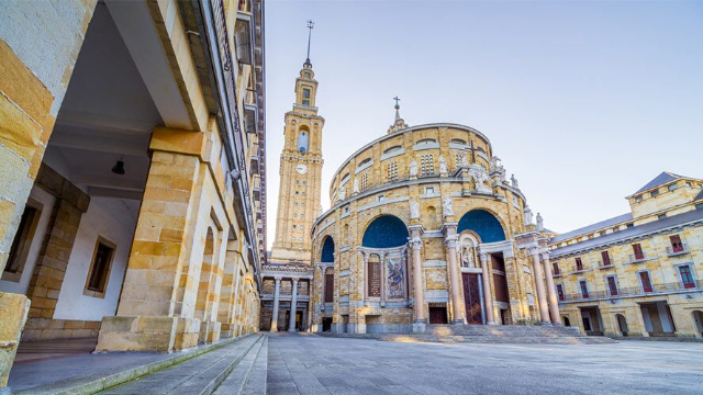Die größte ovale Kirche der Welt - Gijón | Secret World Trip Planner