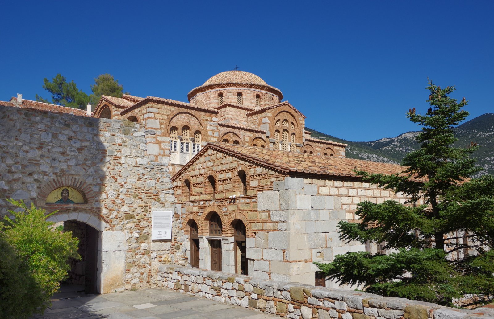 Le monastère d'Ossios Loukas - Distomo | Secret World Trip Planner