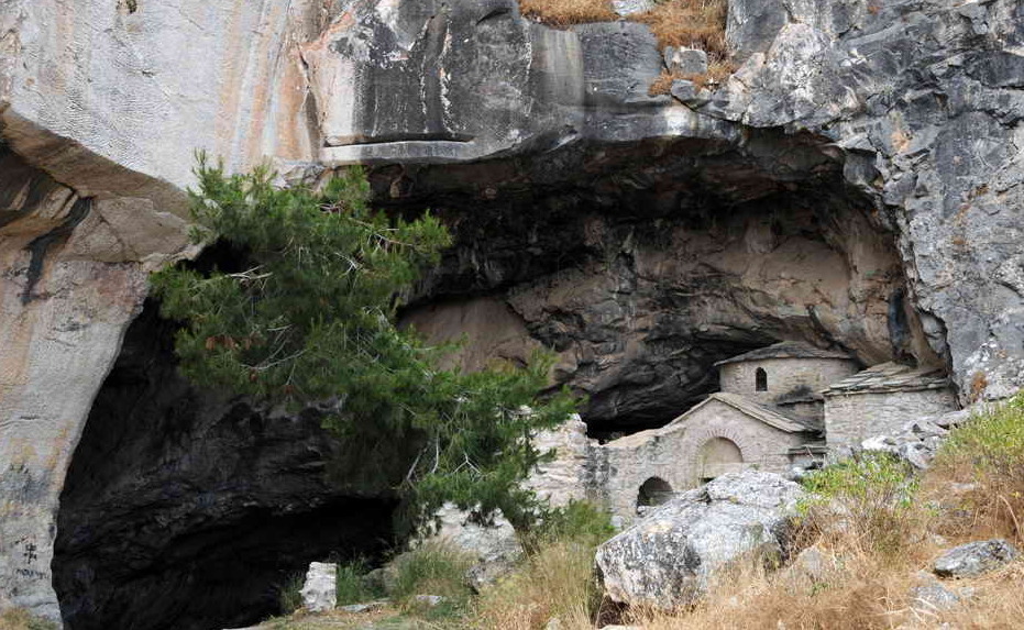 La grotte de Davelis, l'un des endroits les plus mystérieux d'Athènes. — Penteli