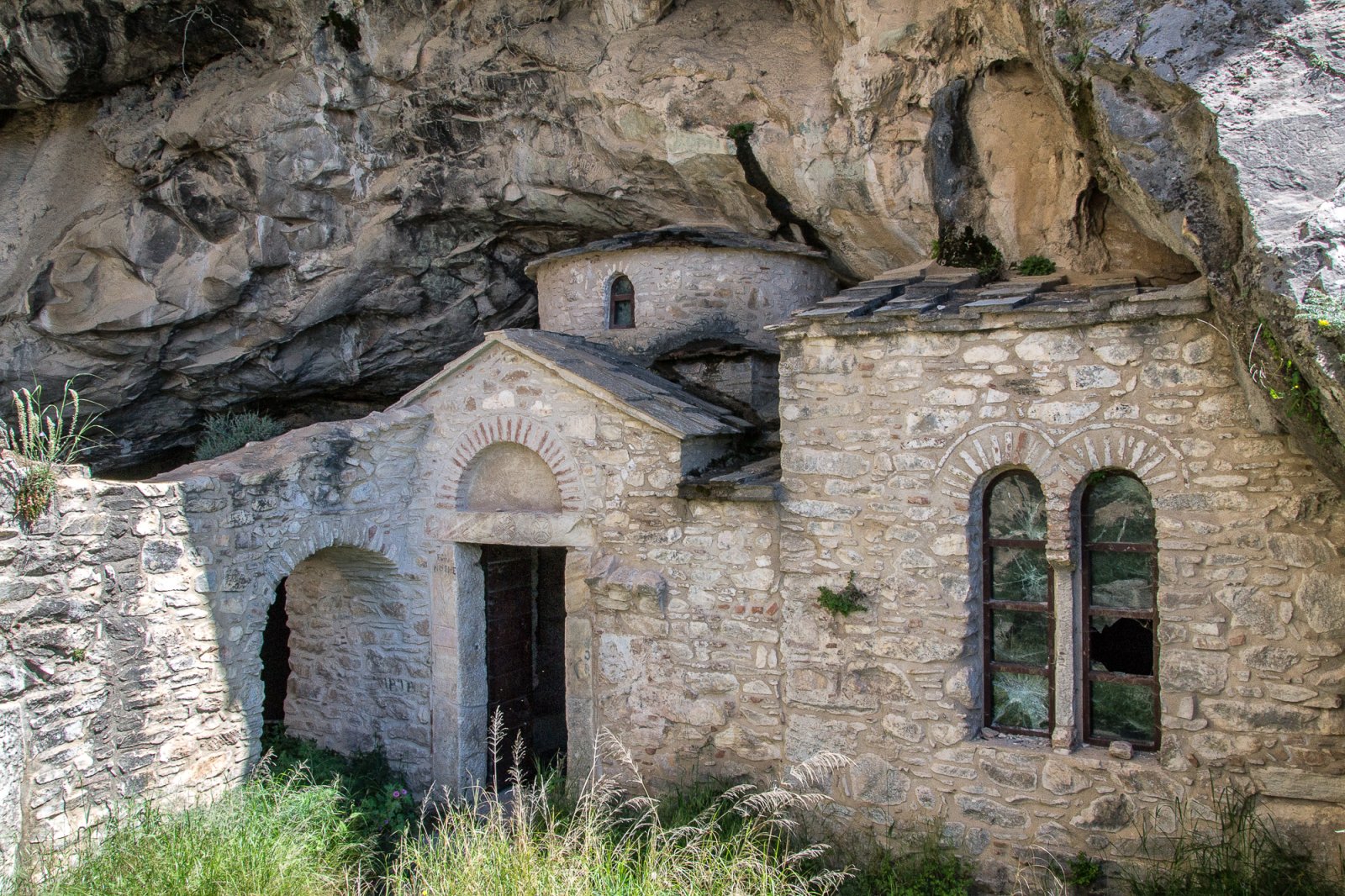 La grotte de Davelis, l'un des endroits les plus mystérieux d'Athènes. - Penteli | Secret World Trip Planner