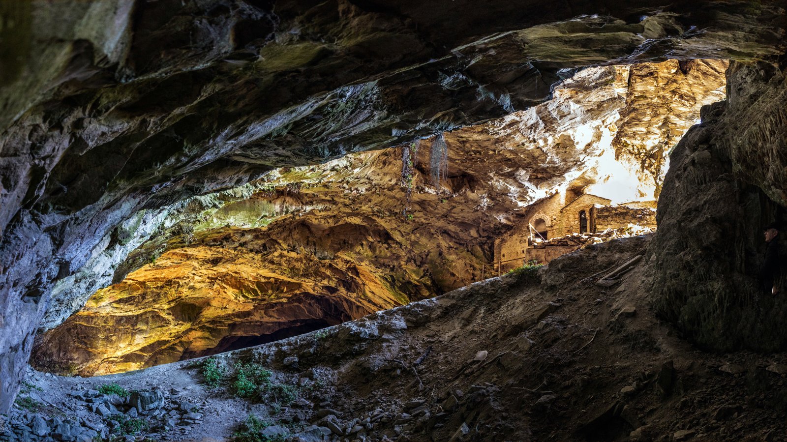 La grotte de Davelis, l'un des endroits les plus mystérieux d'Athènes. - Penteli | Secret World Trip Planner