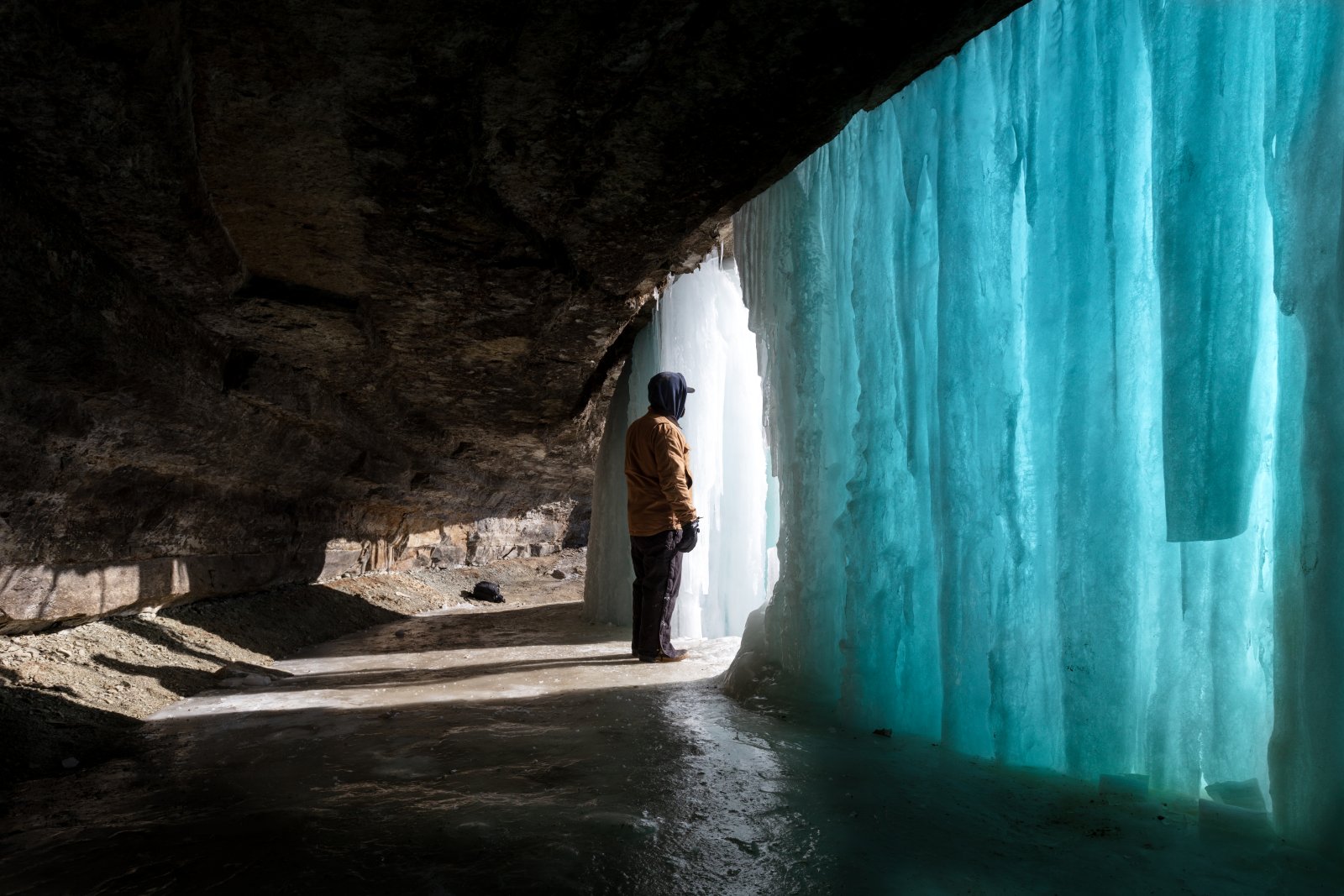 Behind frozen Minnehaha falls in Minneapolis - Minneapolis | Secret World Trip Planner