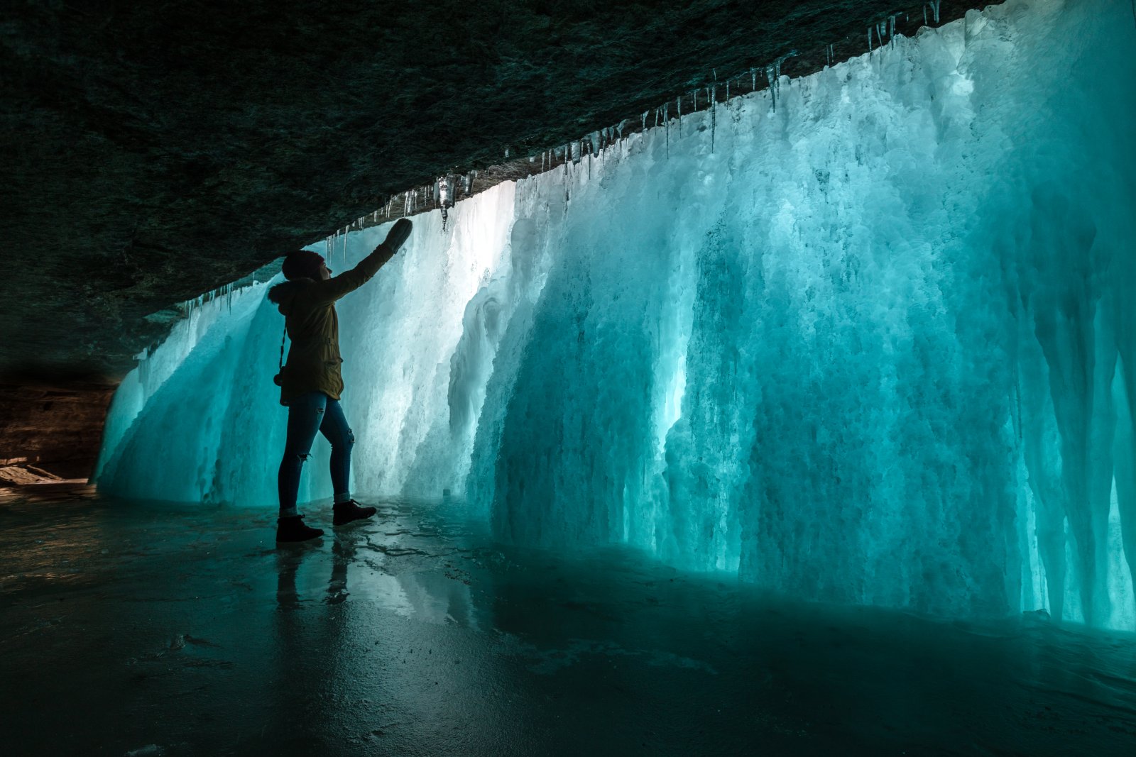 Behind frozen Minnehaha falls in Minneapolis - Minneapolis | Secret World Trip Planner