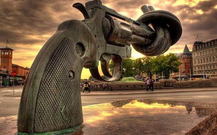La non-violence : la sculpture en bronze de Reuterswärd — Bagers plats 1