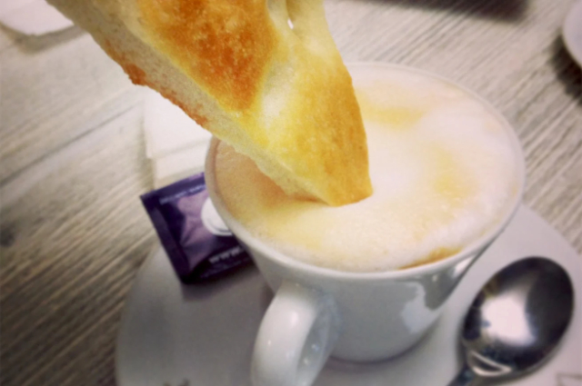 Focaccia su kapučino - Monterosso al Mare | Secret World Trip Planner