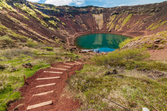 Il lago del cratere di Kerid, Islanda: Una sinfonia di colori e meraviglie geologiche - Klausturholar | Secret World Trip Planner