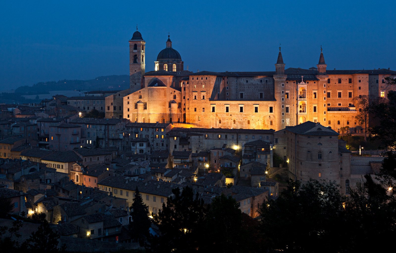 யுனெஸ்கோ / மறுமலர்ச்சியின் அர்பினோ சின்னம் - Urbino PU | Secret World Trip Planner