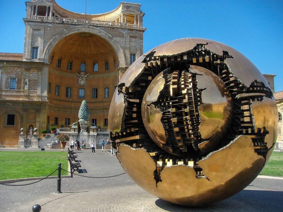 Esfera baten barruan Sphere by Pomodoro - Città del Vaticano | Secret World Trip Planner