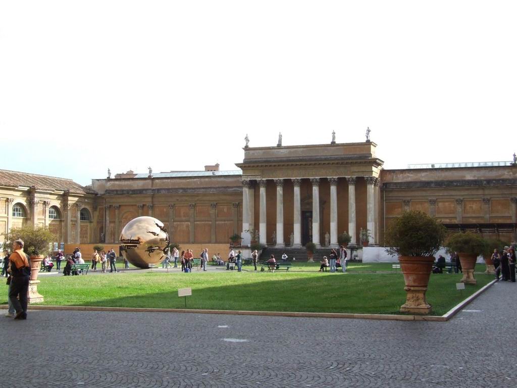 Esfera baten barruan Sphere by Pomodoro - Città del Vaticano | Secret World Trip Planner