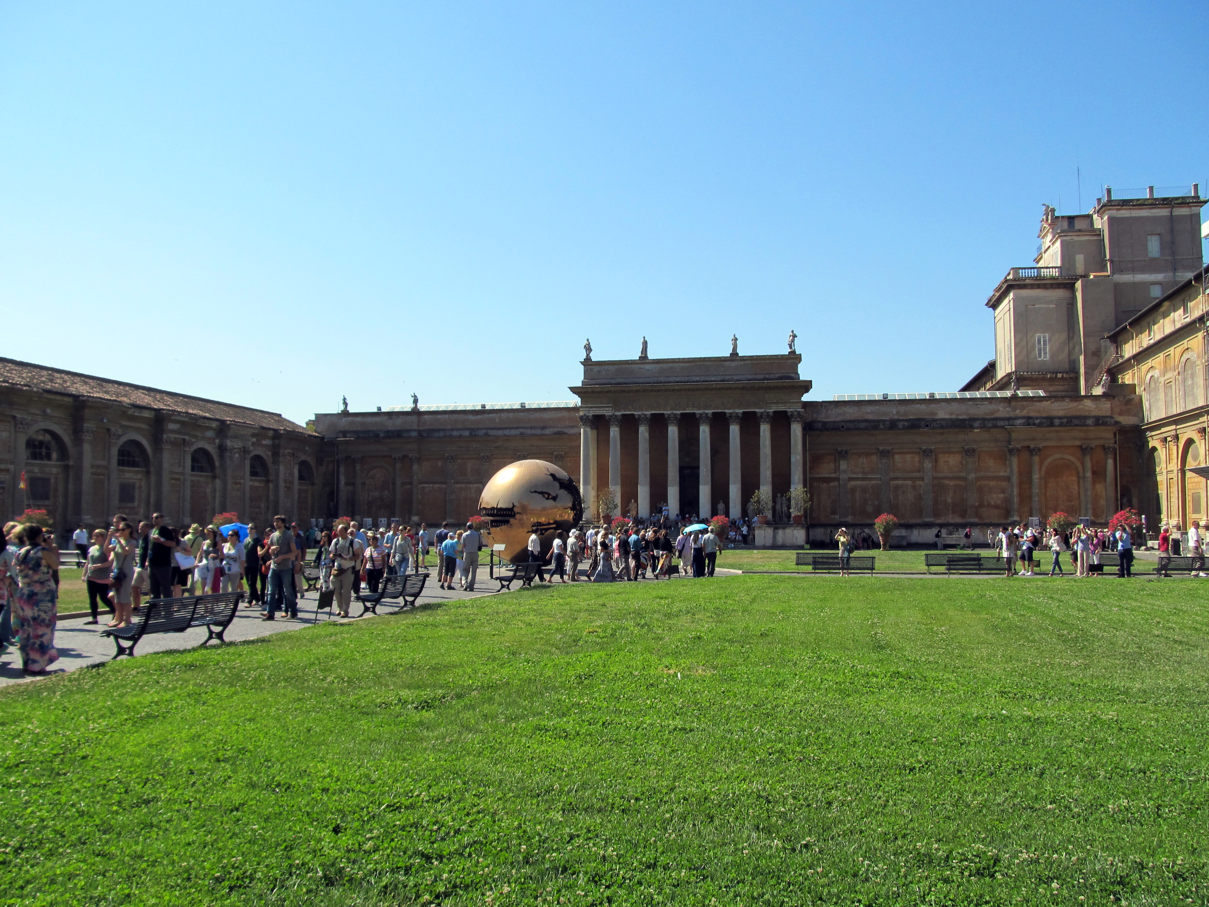 Esfera baten barruan Sphere by Pomodoro - Città del Vaticano | Secret World Trip Planner