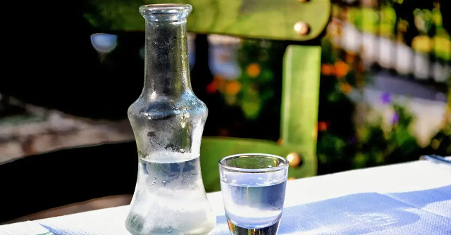 Ouzo, eine Ikone der griechischen Kultur — Athina