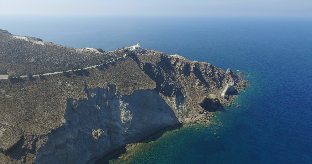 Phare d'Akrotiri : Le phare d'Akrotiri : un guide à l'extrémité de Santorin - 9954+4M | Secret World Trip Planner