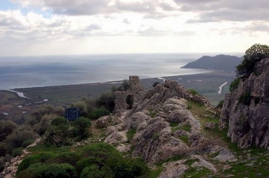 Die Ruinen der Burg Quirra. - Villaputzu | Secret World Trip Planner