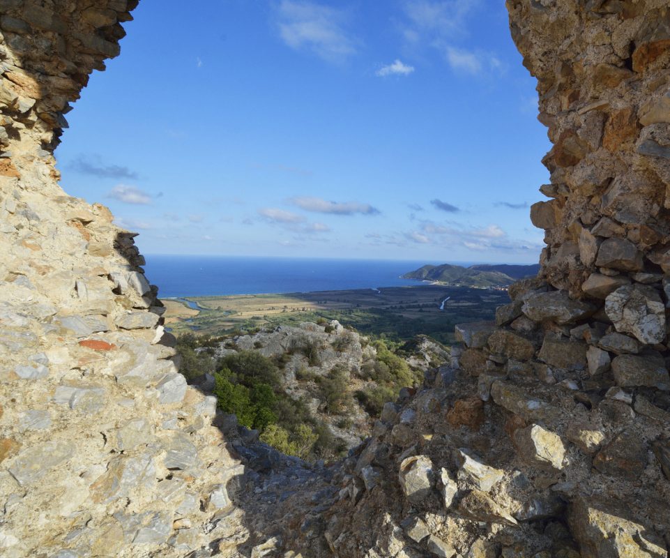 Die Ruinen der Burg Quirra. - Villaputzu | Secret World Trip Planner