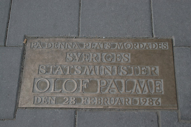 Olof Palme memorial plaque - Sveavägen 38 | Secret World Trip Planner