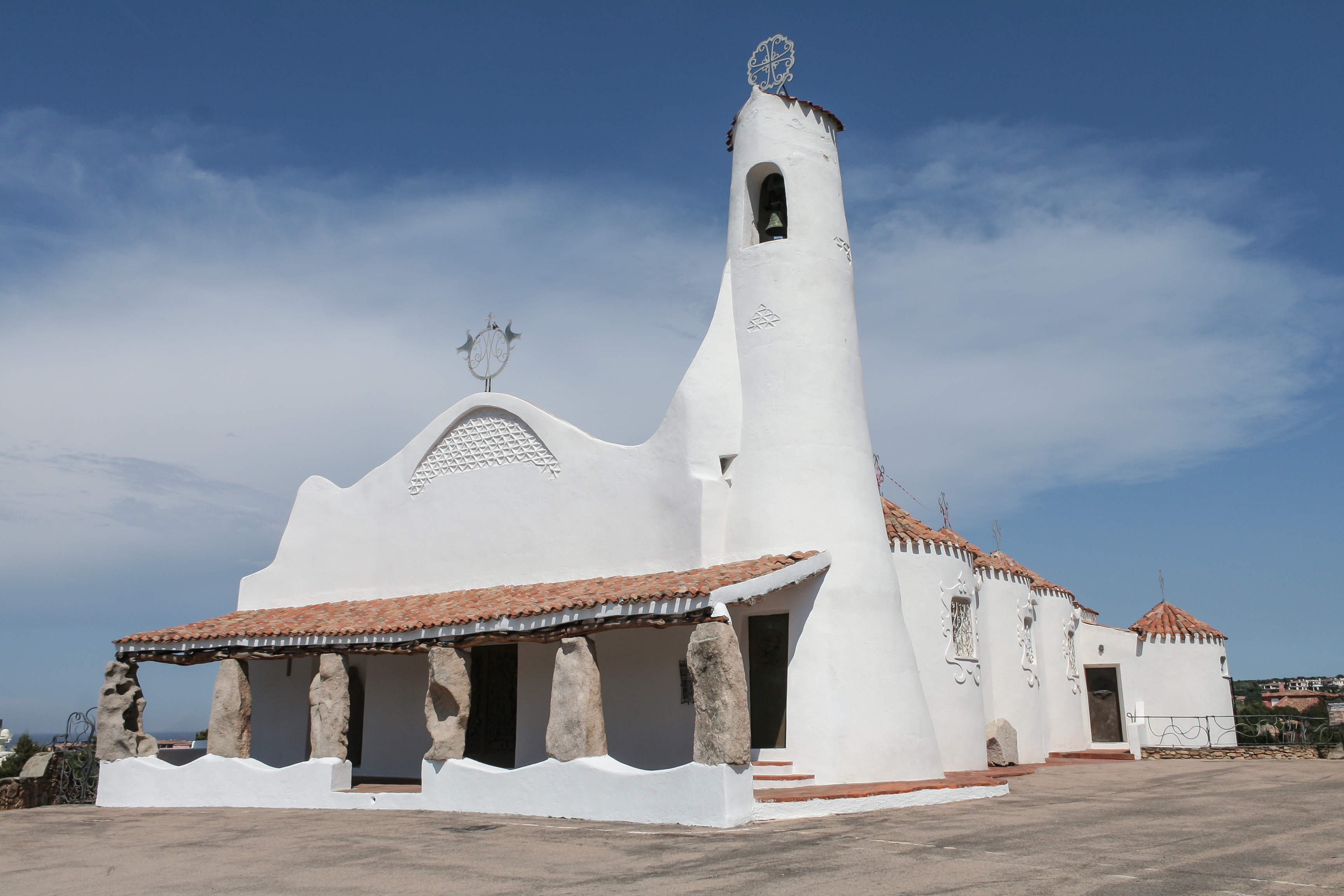 Stella Maris l'église de Porto Cervo - Monde secret - Porto Cervo | Secret World Trip Planner