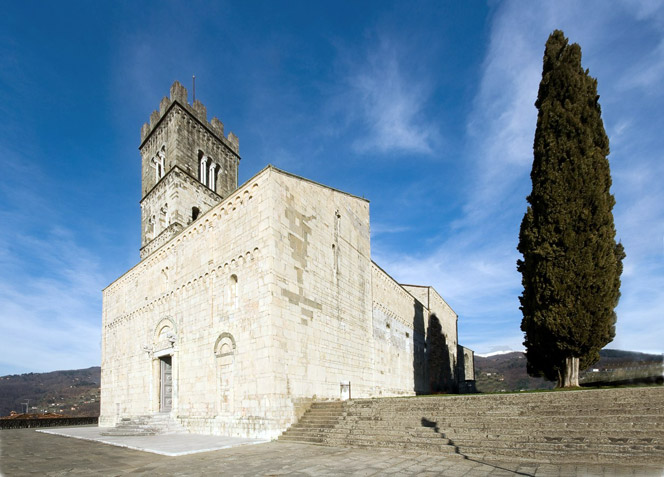 Catedral de Barga - Barga | Secret World Trip Planner