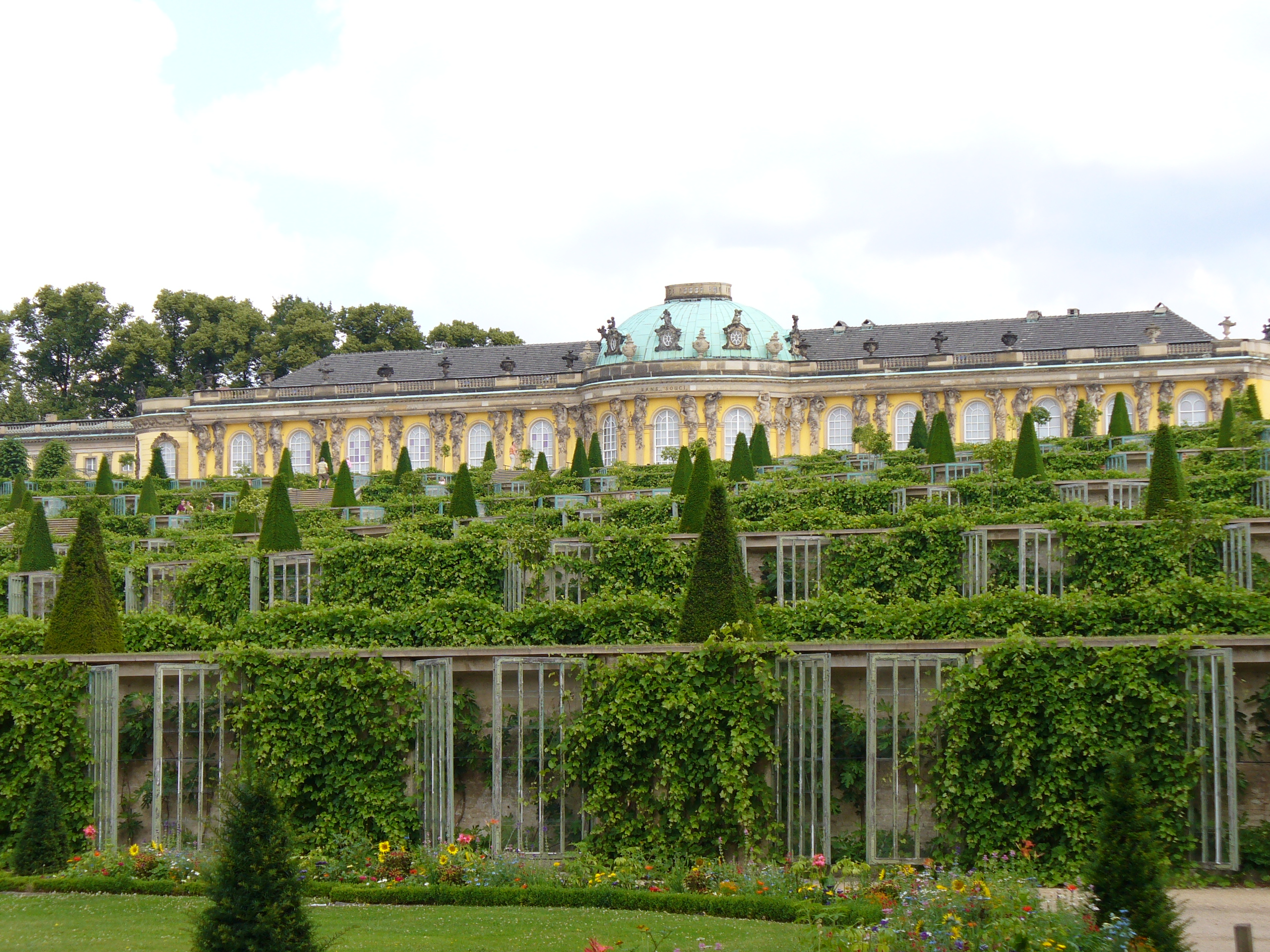 Palazzo di Sanssouci | Une merveille parmi les jardins en terrasse et les vignobles - Potsdam | Secret World Trip Planner