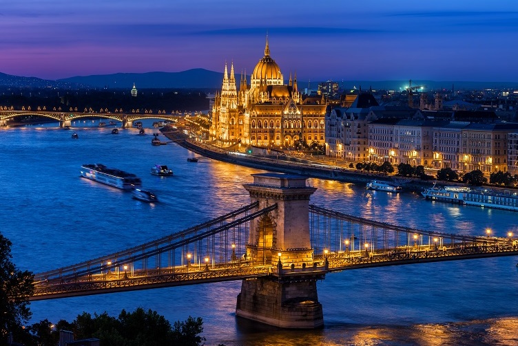 Parlement hongrois : l'un des plus grands bâtiments de Hongrie — Budapest