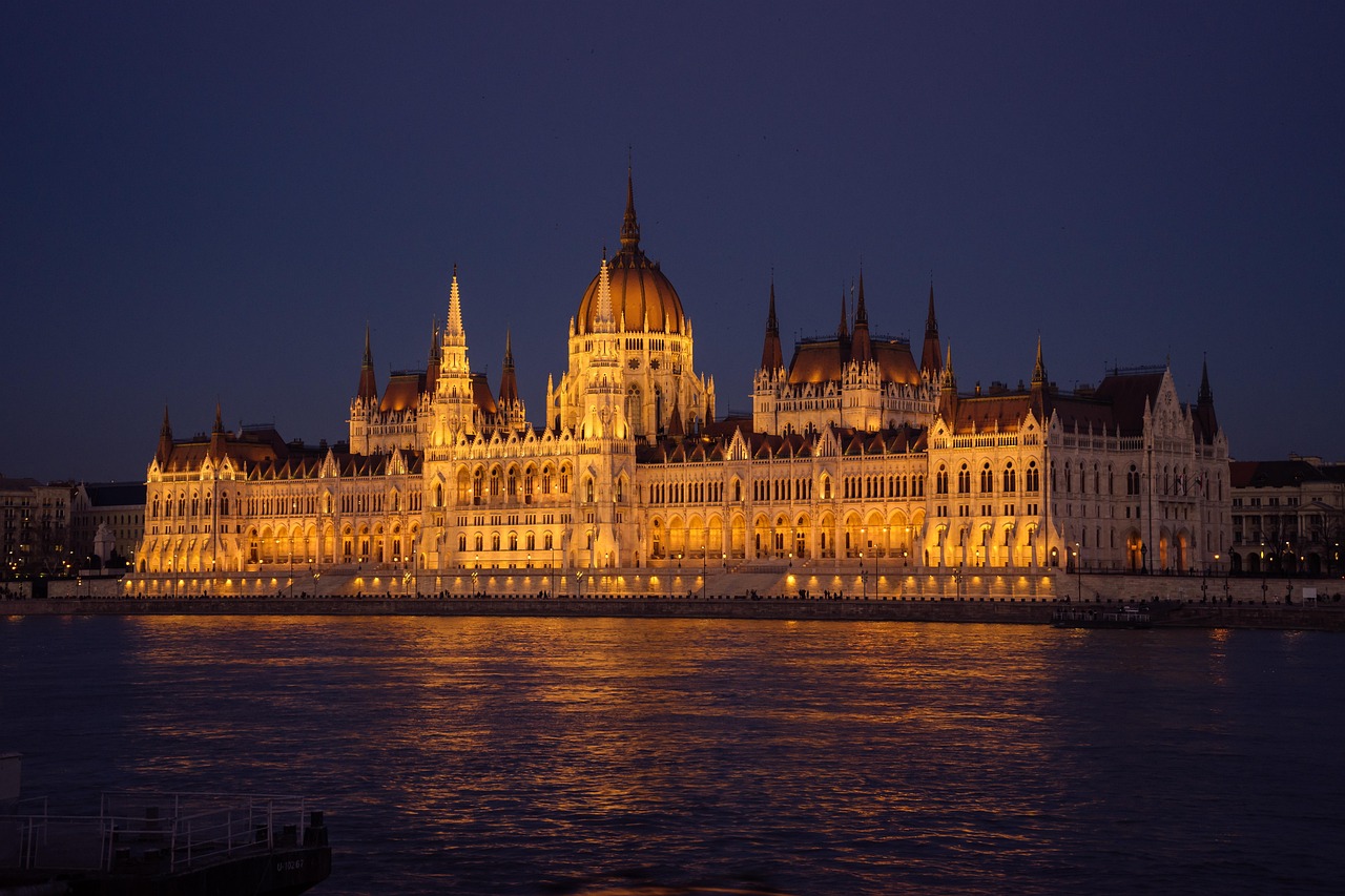 Parlement hongrois : l'un des plus grands bâtiments de Hongrie - Budapest | Secret World Trip Planner