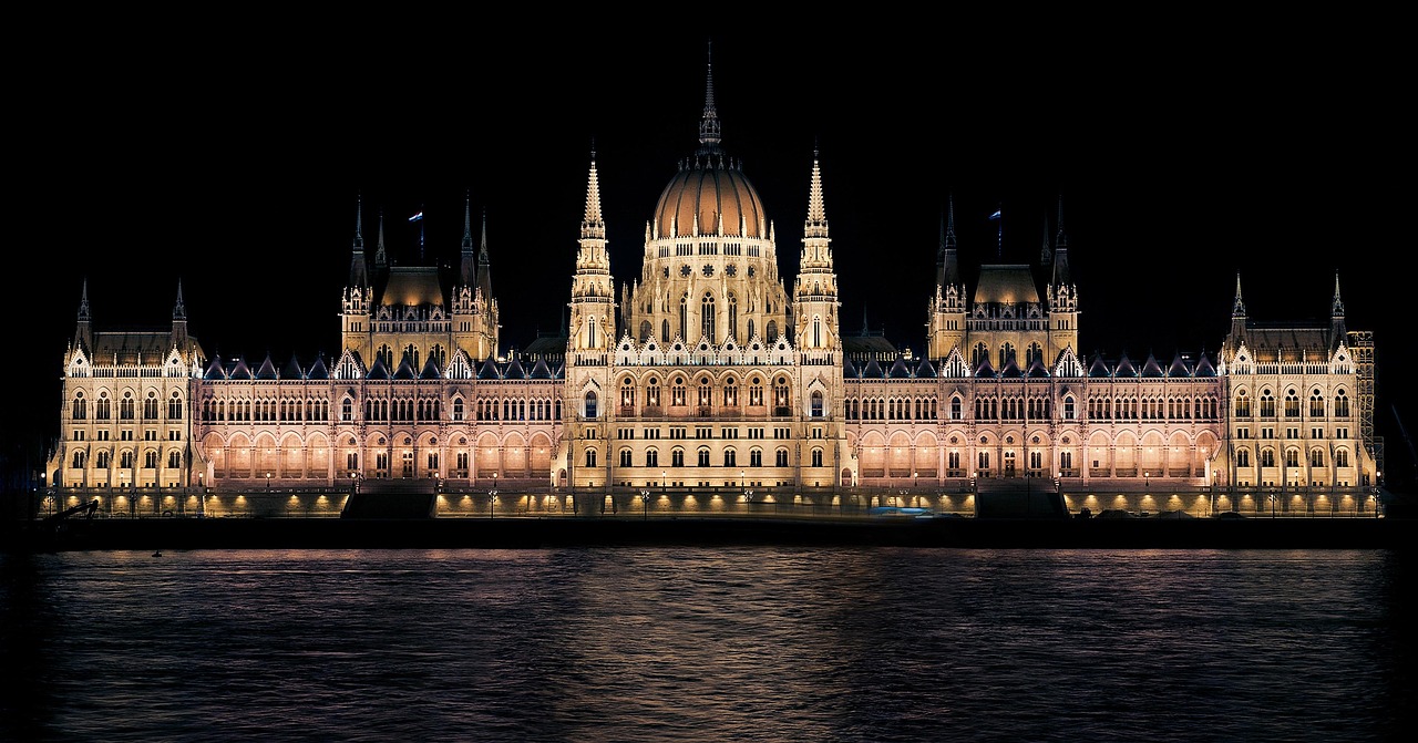Parlement hongrois : l'un des plus grands bâtiments de Hongrie - Budapest | Secret World Trip Planner