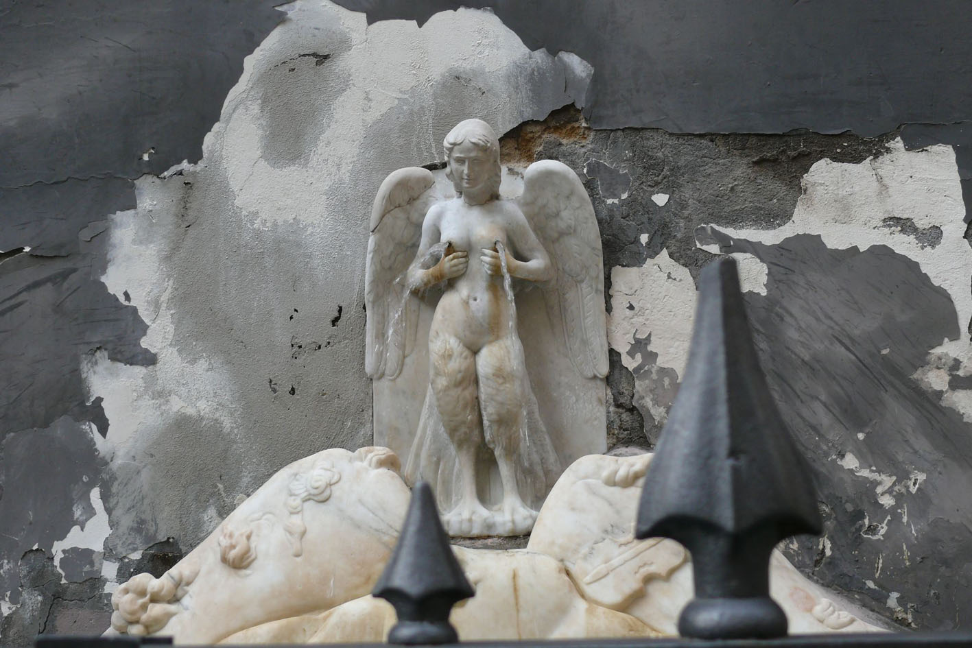 スピナコローナの噴水 - Napoli | Secret World Trip Planner