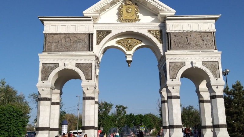 Arco di trionfo di Astrakhan e Walk of Fame - Staroe Bobrenevo | Secret World Trip Planner