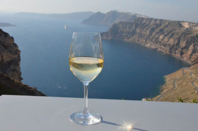 Les vins de Santorin : L'or liquide de la mer Égée - Santorini | Secret World Trip Planner