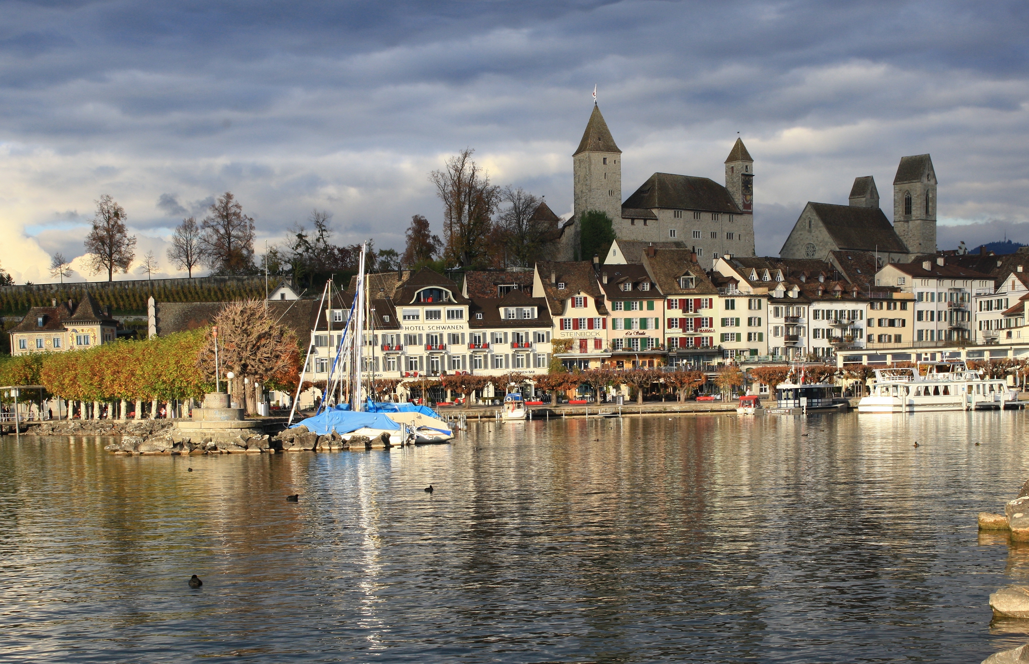 Entourée par le lac de Zurich, la vieille ville de Rapperswil — Rapperswil-Jona