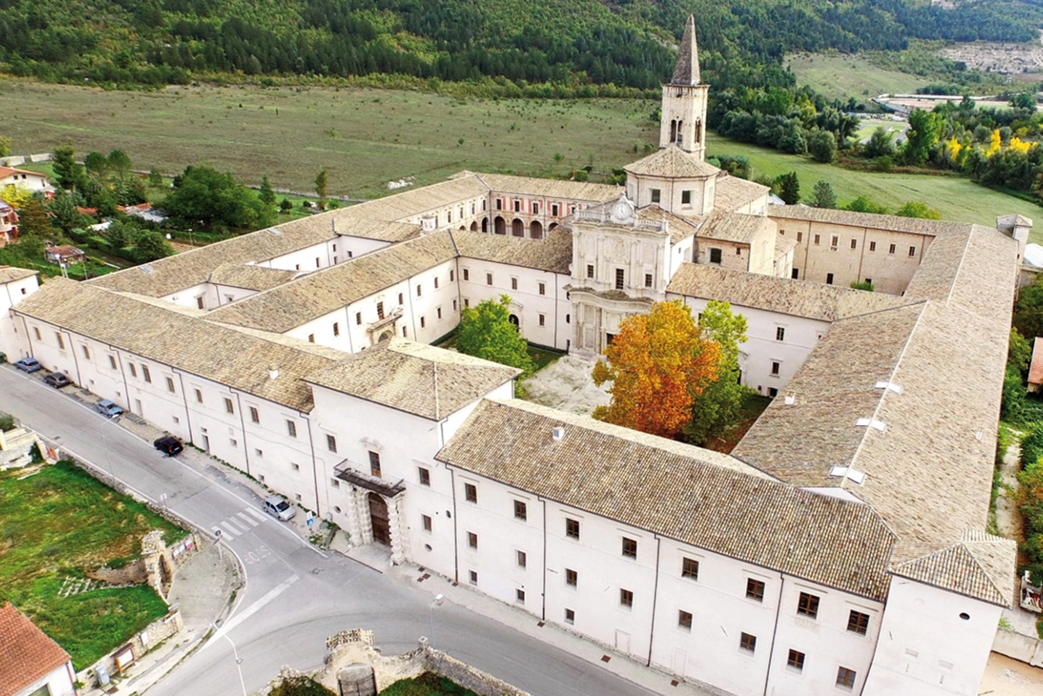Santo Spirito Al Morrone klooster - Badia-bagnaturo | Secret World Trip Planner