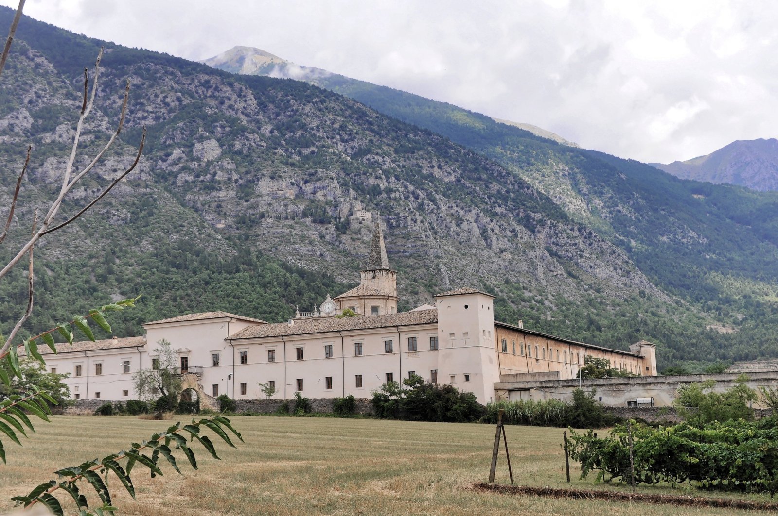 Santo Spirito Al Morrone klooster - Badia-bagnaturo | Secret World Trip Planner
