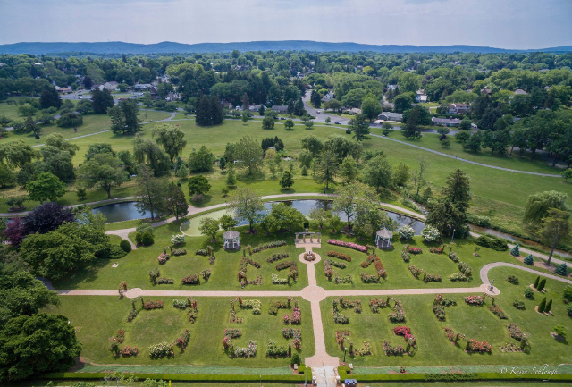 Jardin de roses Malcolm Gross - Allentown | Secret World Trip Planner